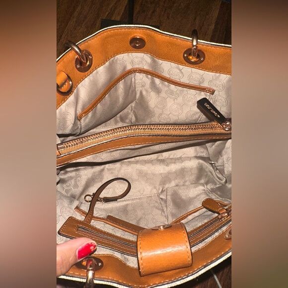 MICHAEL KORS CYNTHIA TOTE - Picture 8 of 8